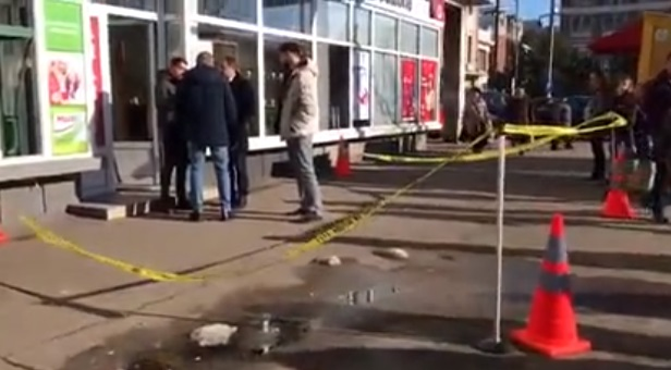 Jaf la un amanet din Ploiești. Hoțul a reușit să fugă cu bijuterii din aur