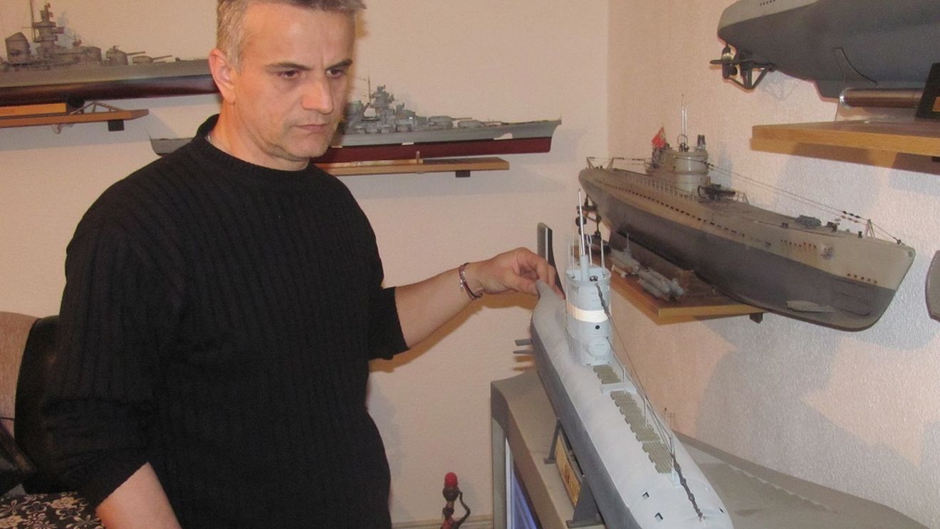 Ce pasiune şi-a găsit un poliţist din Ialomiţa. A construit o flotilă în sufragerie!