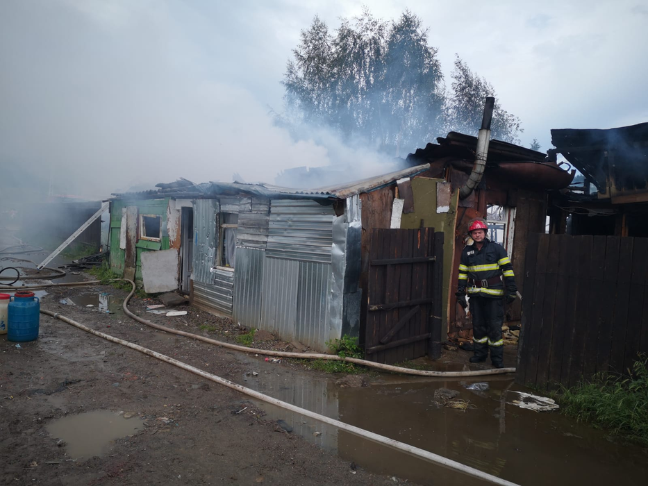 Tragedie. O familie din Moinești se zbate între viață și moarte, în urma unui incendiu care le-a ars casa și toată averea.