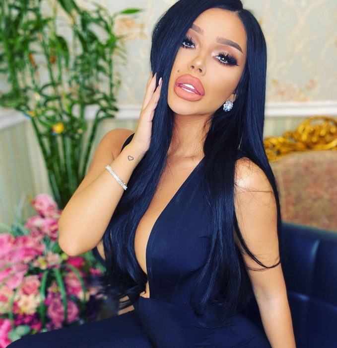 Mihaela seamănă leit cu fosta asistentă TV, dar nu din naștere! 