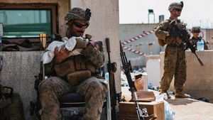 Imagini virale cu un bebeluș afgan în brațele militarilor americani. Ce s-a întâmplat cu copilul