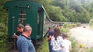 Accident terifiant pe Valea Vaserului. Mocănița a deraiat cu peste 300 de turiști în vagoane, sunt 11 răniți