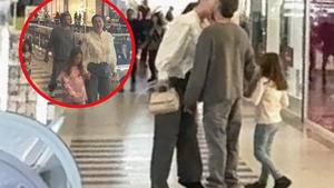 Gabriela Cristea l-a luat de cap și l-a “ventuzat” pe soț în mijlocul mulțimii. Iubire fără rețineri!