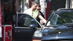 Imagini cum vezi doar în filme! Soţul Oanei Zăvoranu a dat ”spargerea” la bancă! A ieşit în fugă cu o geantă doldora de bani şi… Un bodyguard îl aştepta într-un Porsche Cayenne pus pe avarii la uşa băncii