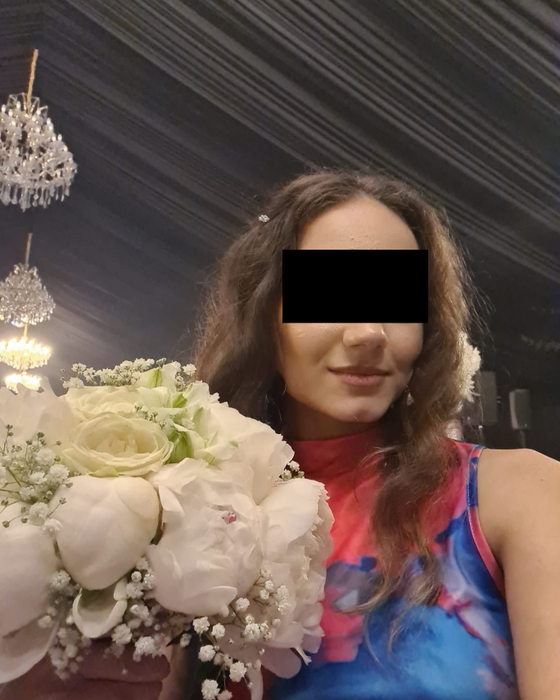 Fiica Larisei și a lui Marian Drăgulescu a primit buchetul și agrafa miresei/ Sursa foto: Facebook