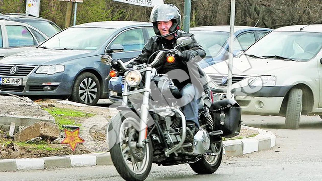 Rezervorul actorului, gata sa explodeze! Bikerul Pietreanu si-a facut plinul la marginea Capitalei