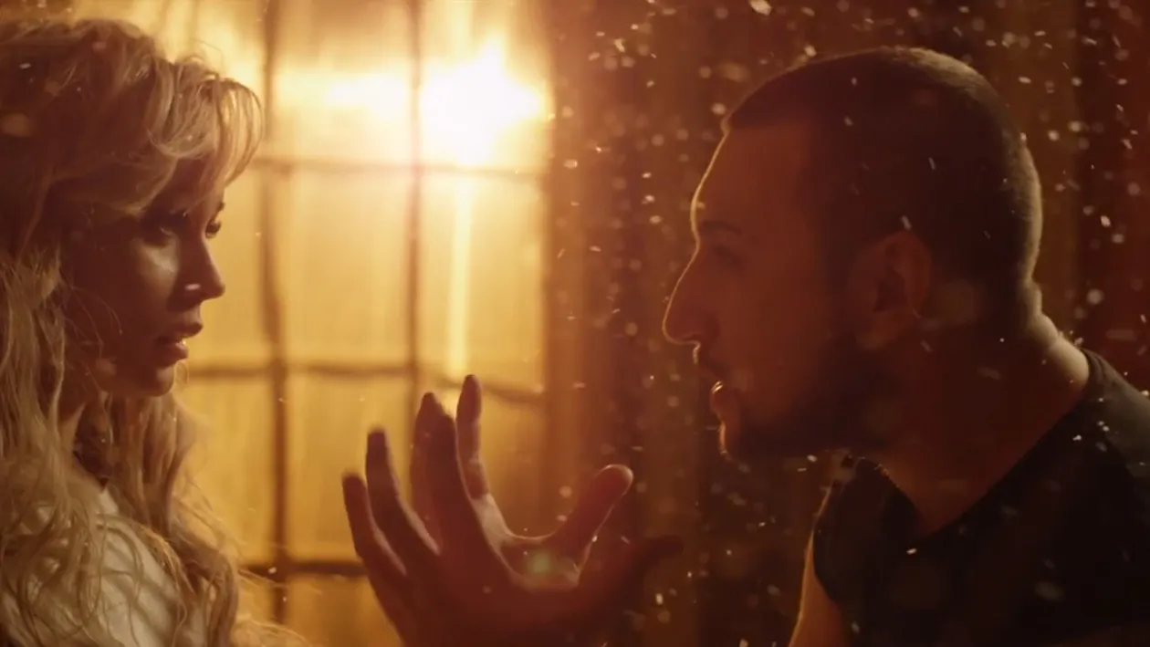 Unul dintre cei mai in voga artisti de la noi s-a cuplat pentru o dubla cu sosia Xoniei! Cantaretul a lansat o melodie fierbinte!