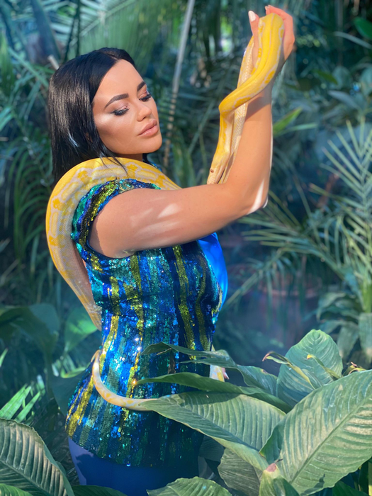 Carmen de la Sălciua se reinventează și nu încetează să-și surprindă fanii: ”Cât de naivă mă crezi”! Cântăreața apare în ipostaze HOT în bolidul de lux al lui Alex Bodi
