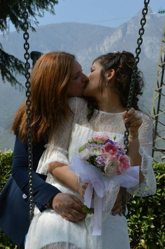 O româncă lesbiană s-a căsătorit cu iubita sa, în Italia! Cele două tinere au deja o fetiţă împreună