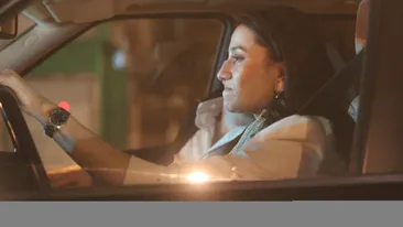 Eu cand vreau sa-mi sterg nasul, mi-l sterg! Claudia Patrascanu, gest complet lipsit de eleganta, in public!