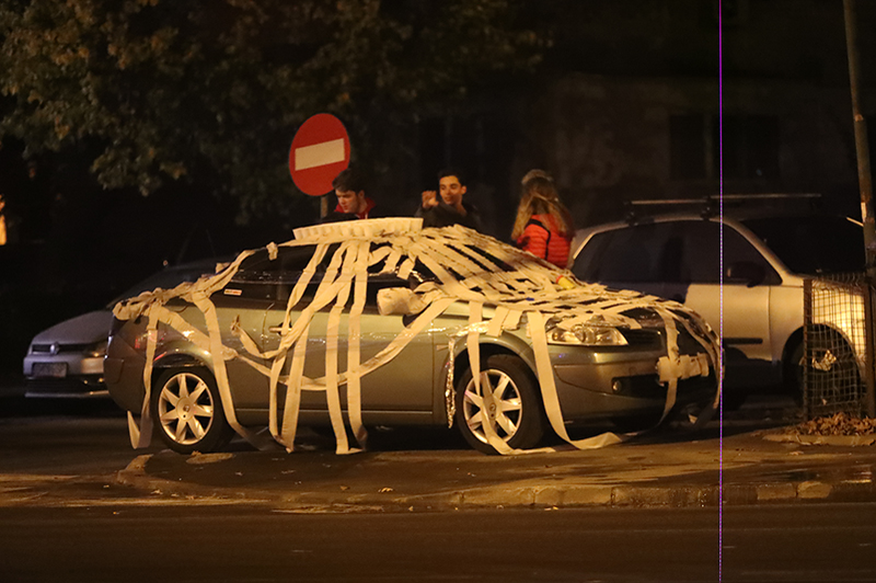 Mașina a fost împachetată în hârtie igienică