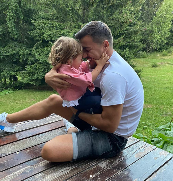 Ce scumpică e Eva Maria, fetița Elenei Udrea și a lui Adrian Alexandrov! Împlinește, în curând, doi anișori