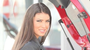 Mama singura, stirista Laura Teodoru a devenit o gospodina desavarsita! Trage, impinge, cara si nu se plange ca nu are ajutor!