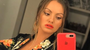 "Pictorial" demn de reviste pentru adulţi cu Alexandra Stan! Cântăreaţa, cu părţile intime la vedere, în public!