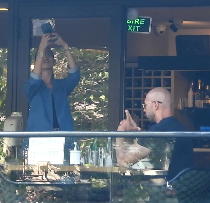 Andrew Cobra Tate, fratele celebrului Tristat Tate, a făcut o ședință foto chiar pe terasa unui restaurant din București