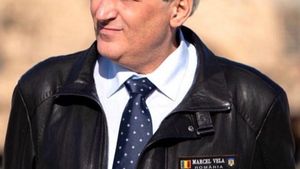 Câţi lei costa geaca de piele “Top Gun” a lui Marcel Vela? Ministrul a anunţat că o scoate la vânzare