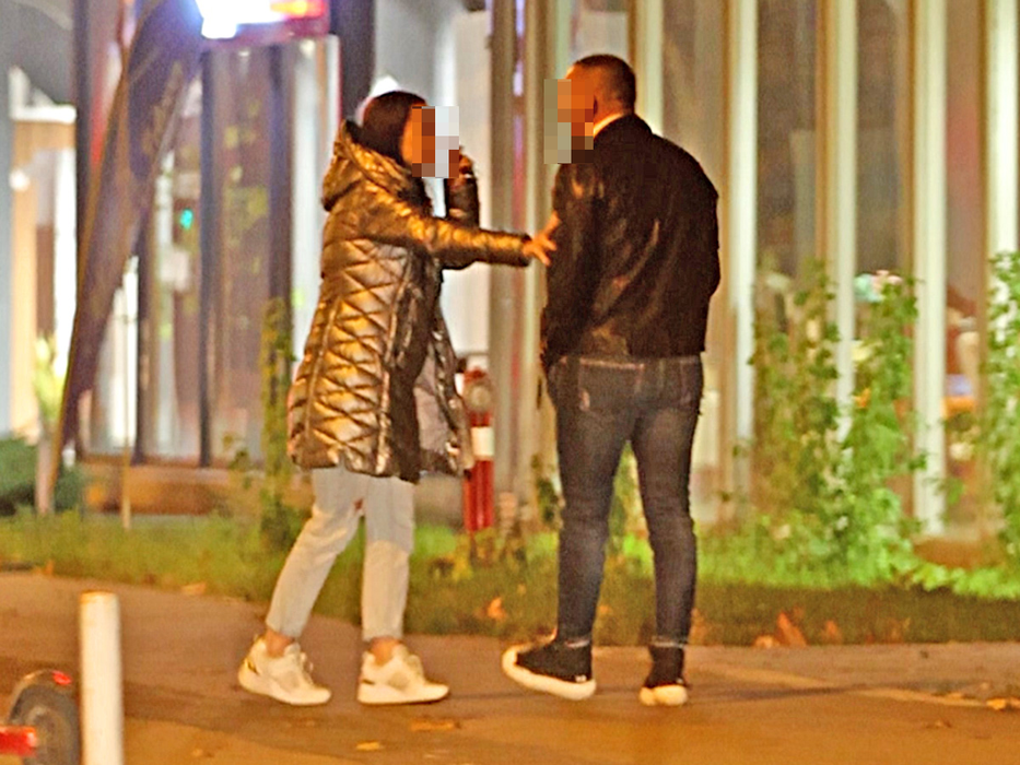 Bruneta este disperată și-l întreabă pe tânăr dacă mai are sentimente pentru ea (SURSA FOTO: CANCAN.RO)