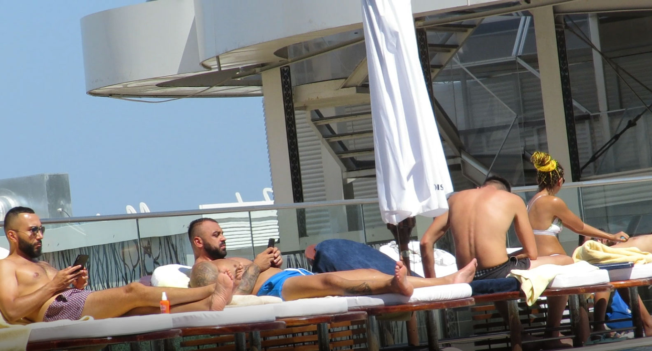 Gya, la piscină alături de "bodyguarzi"