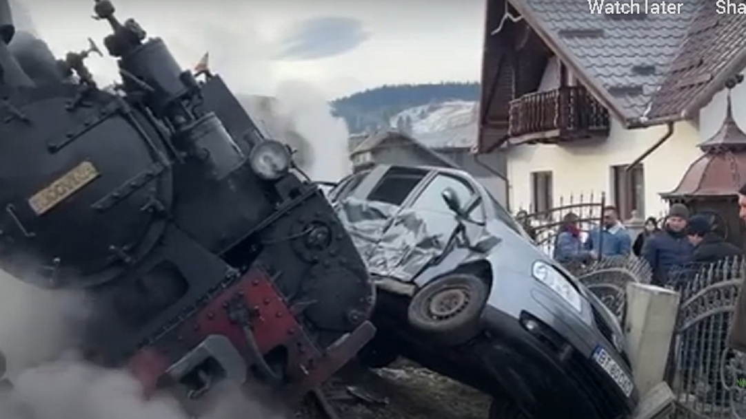 ULTIMA ORĂ! S-a răsturnat Mocăniţa, după un impact violent cu o maşină. Şoferul a intrat direct în locomotivă