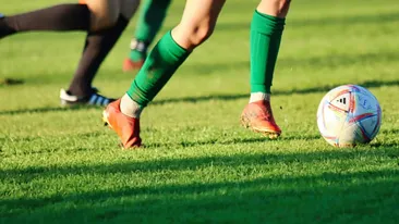 Tragedie pe terenul de fotbal. Un jucător de 24 de ani a murit lovit de un fulger, chiar în timpul partidei