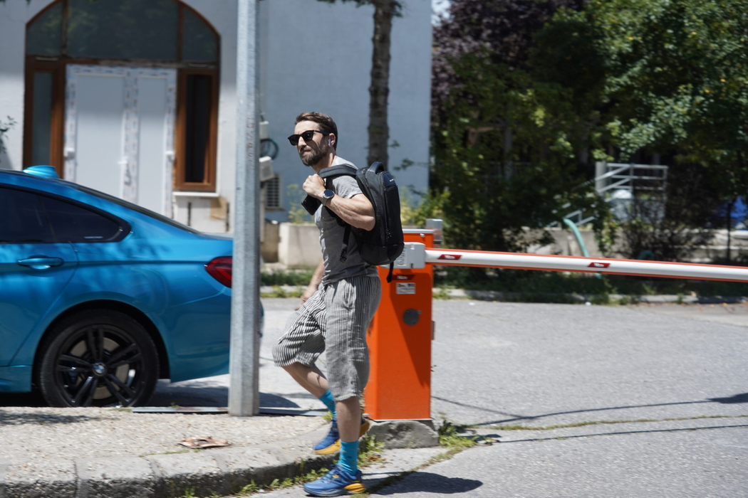 Dani Oțil a parcat, apoi s-a îndreptat către destinație, cu trabucul în mână (Foto: CANCAN.RO)