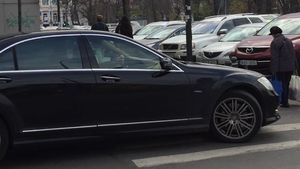 VIDEO EXCLUSIV. Imagini scandaloase cu celebra deputată. A aşteptat-o pe şefa, cu Mercedesul S Class, ”călare” pe trecerea de pietoni! Fosta ”primă doamnă” de la Sectorul 5 şi-a făcut cumpărăturile în Dorobanţi, în timp ce pietonii…
