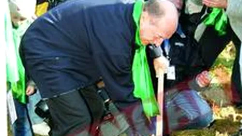 Basescu a plantat salcami pentru toata familia