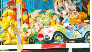 Andra isi retraieste copilaria alaturi de David! Vezi cum s-a distrat cu micutul ei, fara Catalin