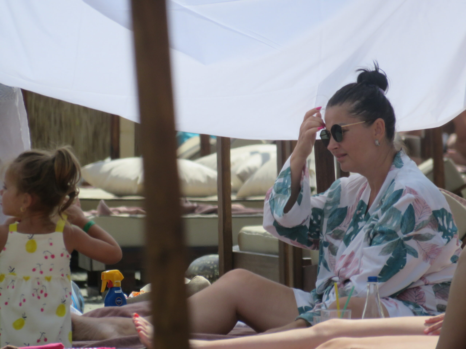 Gabriela Cristea, îmbrăcată pe plajă