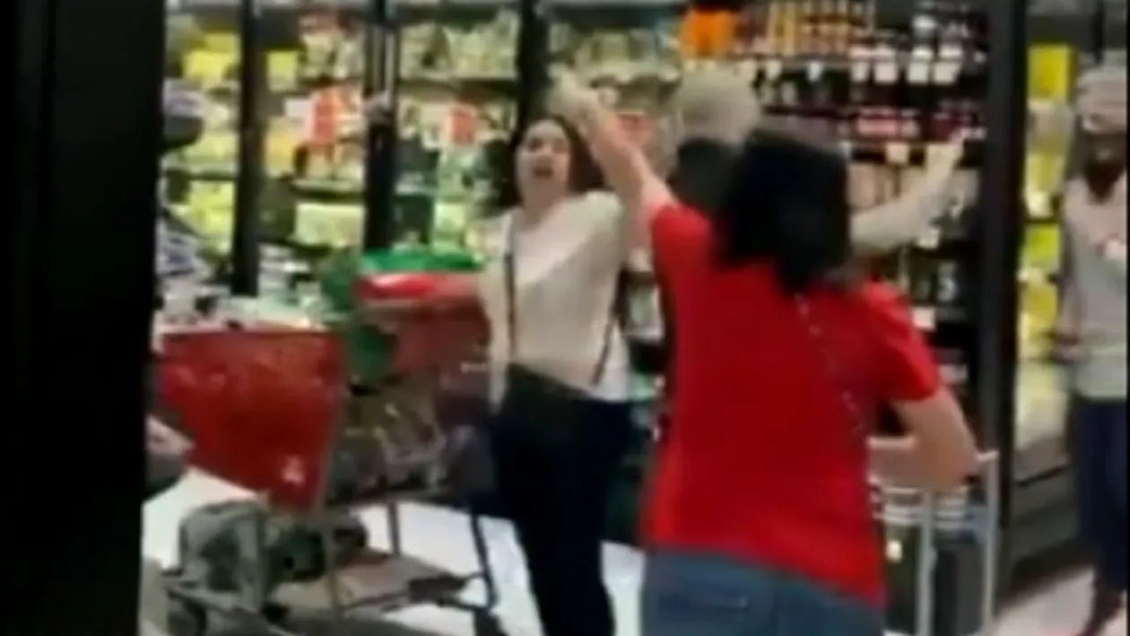 Scene șocante într-un supermarket! O femeie fără mască de protecție, jignită și dată afară de ceilalți clienți nervoși