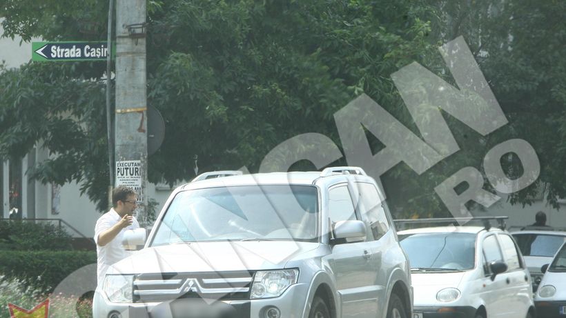 Pusa in dificultate de o adresa! Vezi la ce gest a recurs Laura Cosoi pentru a ajunge la destinatie!