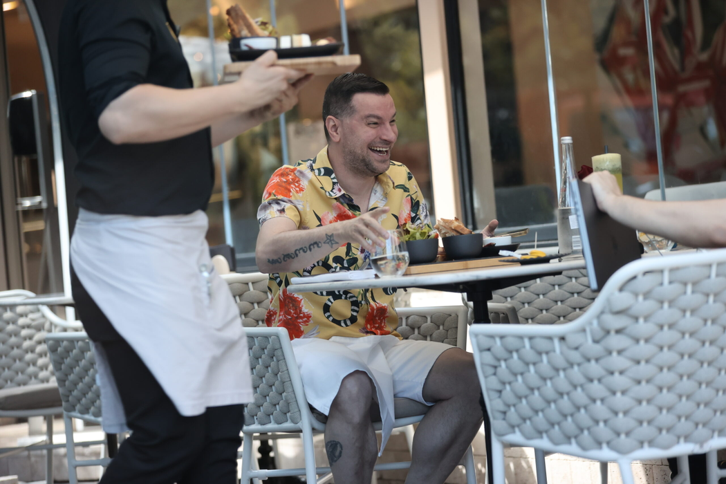 Fizz se bucură de un prânz corect la o terasă din Bucureşti
