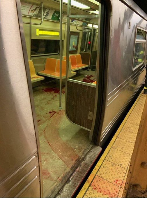 Imagini cu puternic impact emoțional! Atac armat la metroul din New York