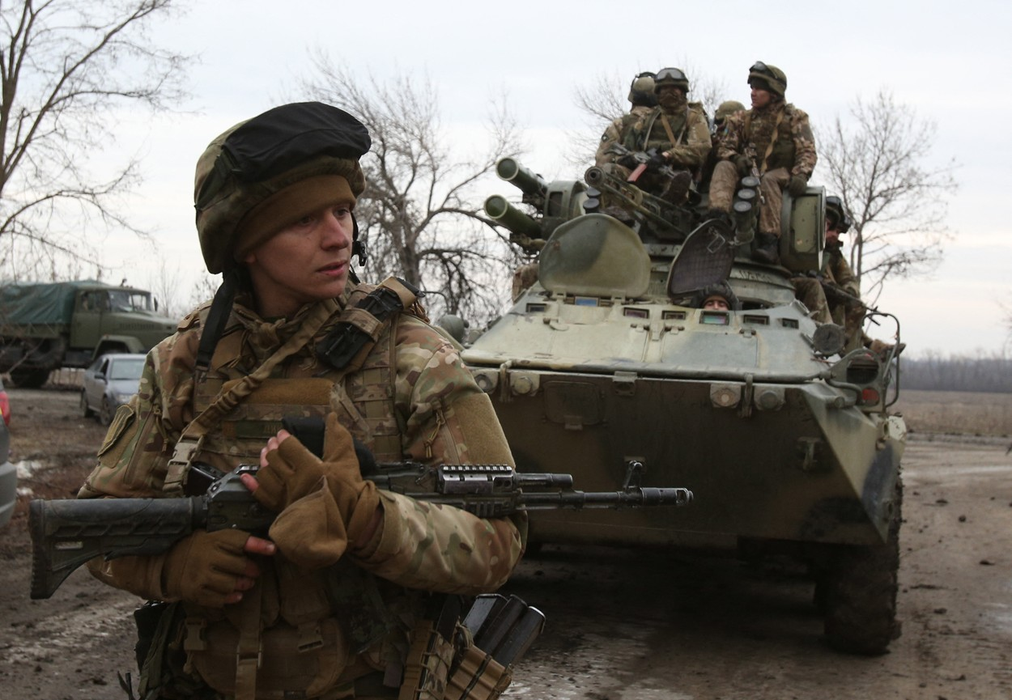Militarii ucraineni se pregătesc să respingă un atac din regiunea Ucrainei Lugansk, pe 24 februarie 2022. (Sursa foto: profimedia.ro)