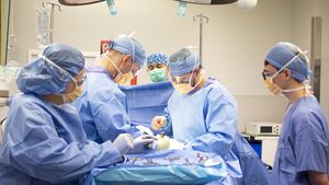 Povestea care îți face pielea de găină! Ce s-a întâmplat cu o învățătoare din Craiova, după ce a fost operată. L-a văzut în salon pe unul din foștii săi elevi și s-a produs tragedia!