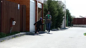 Andreea Marin a alergat-o pe Violeta, a inghesuit-o dupa garaj si a facut-o ..avion! Mama si fiica s-au jucat pe strada!