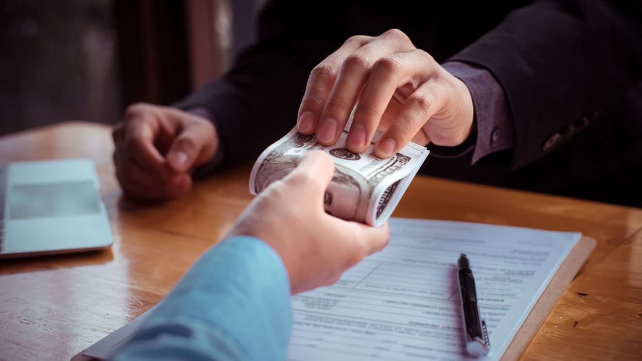 O nouă escrocherie face ravagii printre oameni! Cum vor să îți fure banii acum: „Ai de primit bani!”