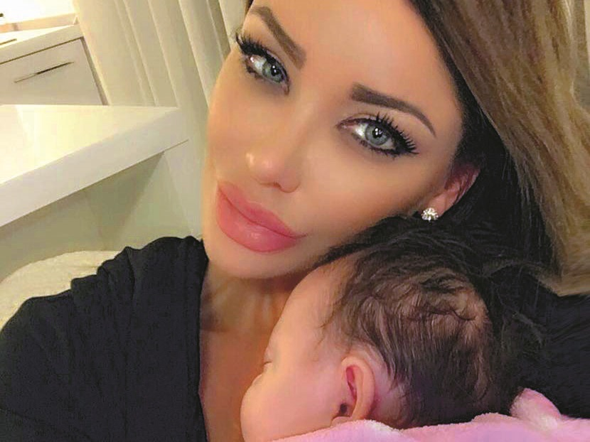 Bianca Drăguşanu, împreună cu fiica ei, Sofia