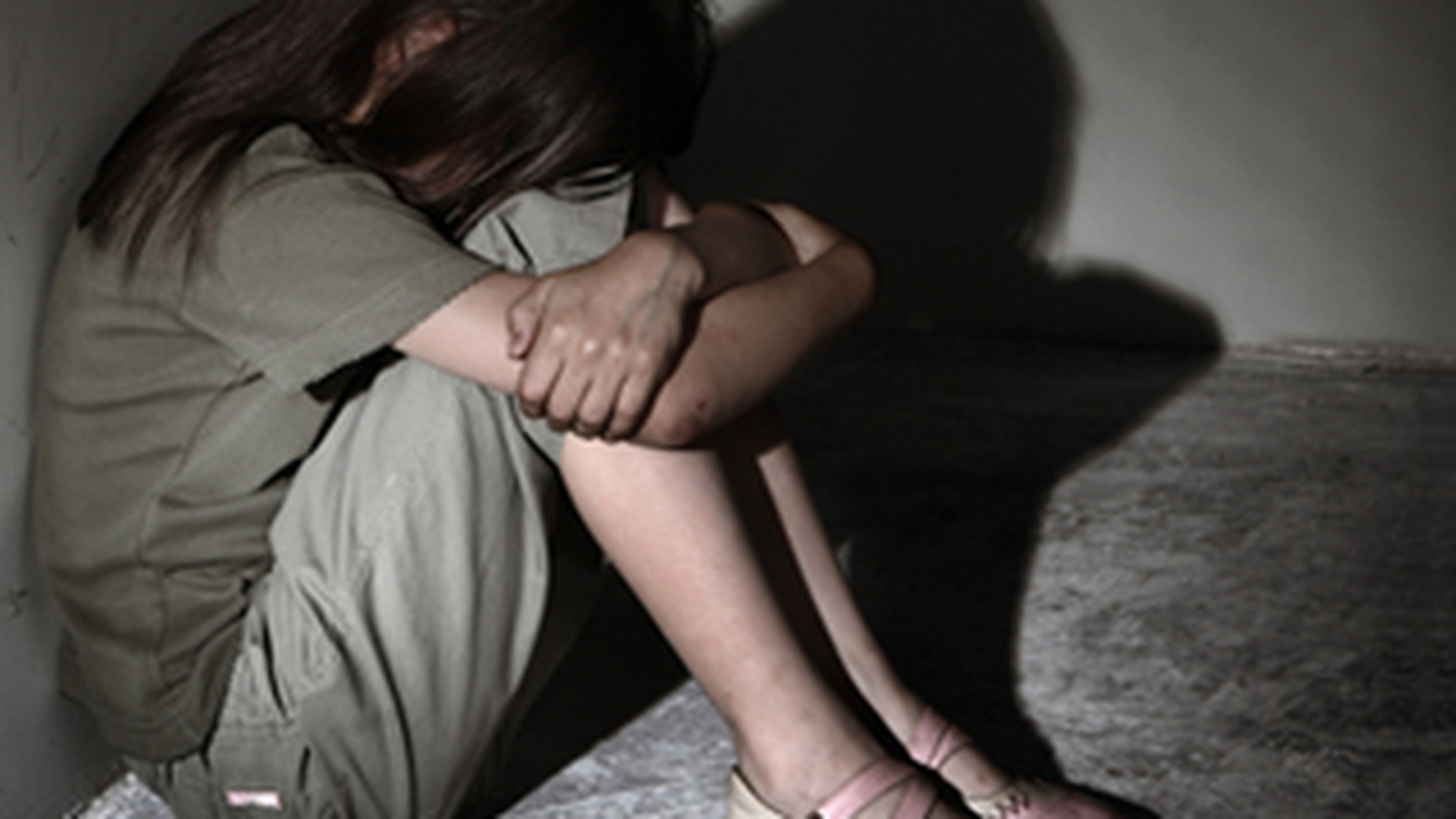 Eleva de 17 ani, batuta cu bestialitate de opt fete rivale in plina strada