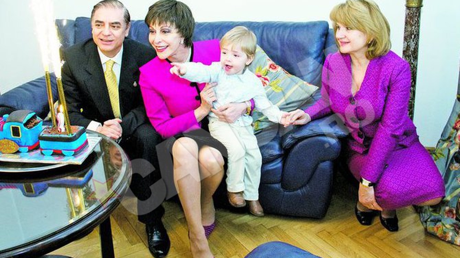 Nu s-a dezlipit de Prima Doamna! De ziua lui, micul print Carol Ferdinand s-a jucat cu nasa lui, Maria Basescu