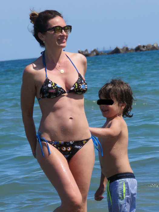 Am fotografiat-o în costum de baie. Primele imagini cu burtica de graviduţă!