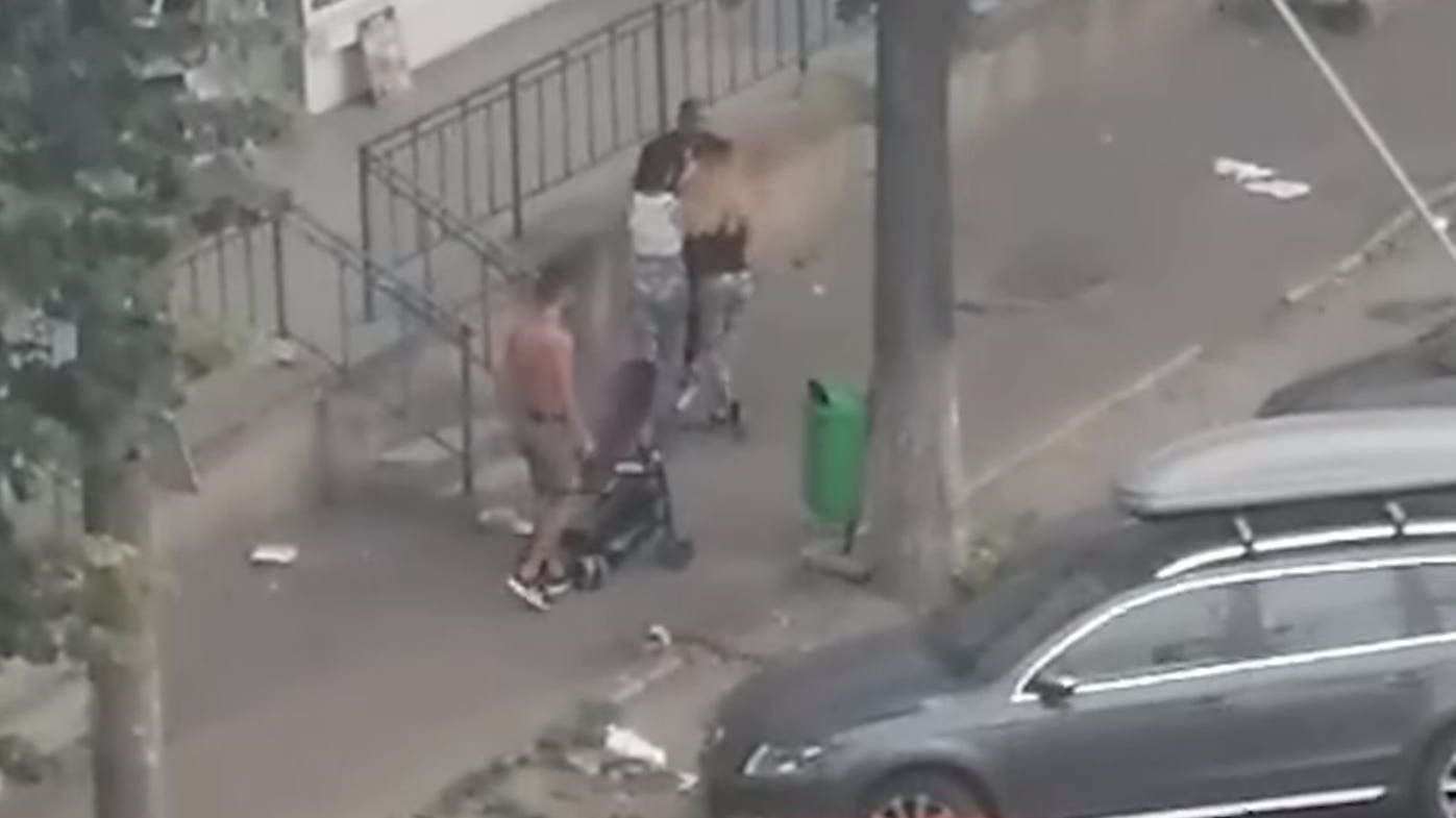 Așa iese când fostul și actualul iubit se întâlnesc! Bătaie filmată în plină stradă, în Buzău, între rivali! Victimă a căzut și femeia VIDEO