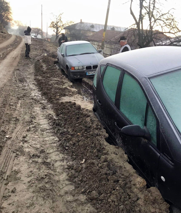 Sătenii s-au trezit cu mașinile îngropate în noroi