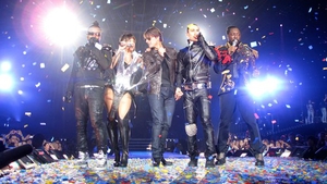 VIDEO Tom Cruise in duet cu Black Eyed Peas! Actorul a cantat cu ei intr-un concert la Londra!