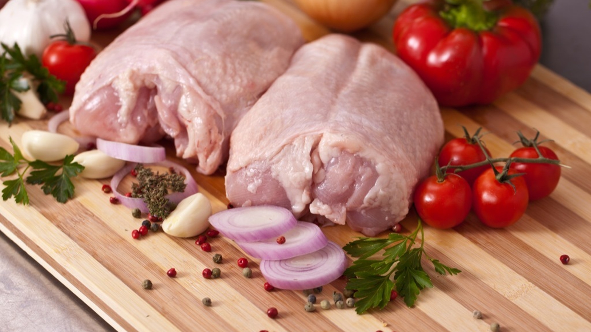 Nu mai arunca niciodată pielea de pe carnea de pui! Iată ce spun specialiştii