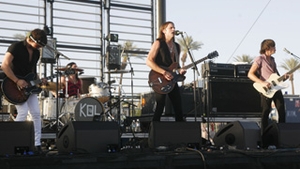 Kings of Leon, atacati cu excremente de pasare, in timpul unui concert!