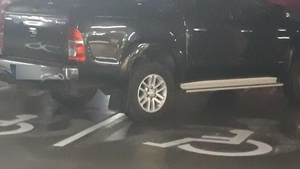 O tânără din Târgu Jiu și-a parcat bolidul de lux pe două locuri destinate persoanelor cu handicap! Răspunsul halucinant pe care l-a dat celor care s-au luat de ea: „Parchez unde vreau!”