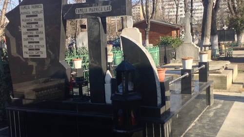 Medicii le-au zis să nu deschidă sicriul cu fetița lor! Ce a găsit o familie în el după 21 de ani de la înmormântare