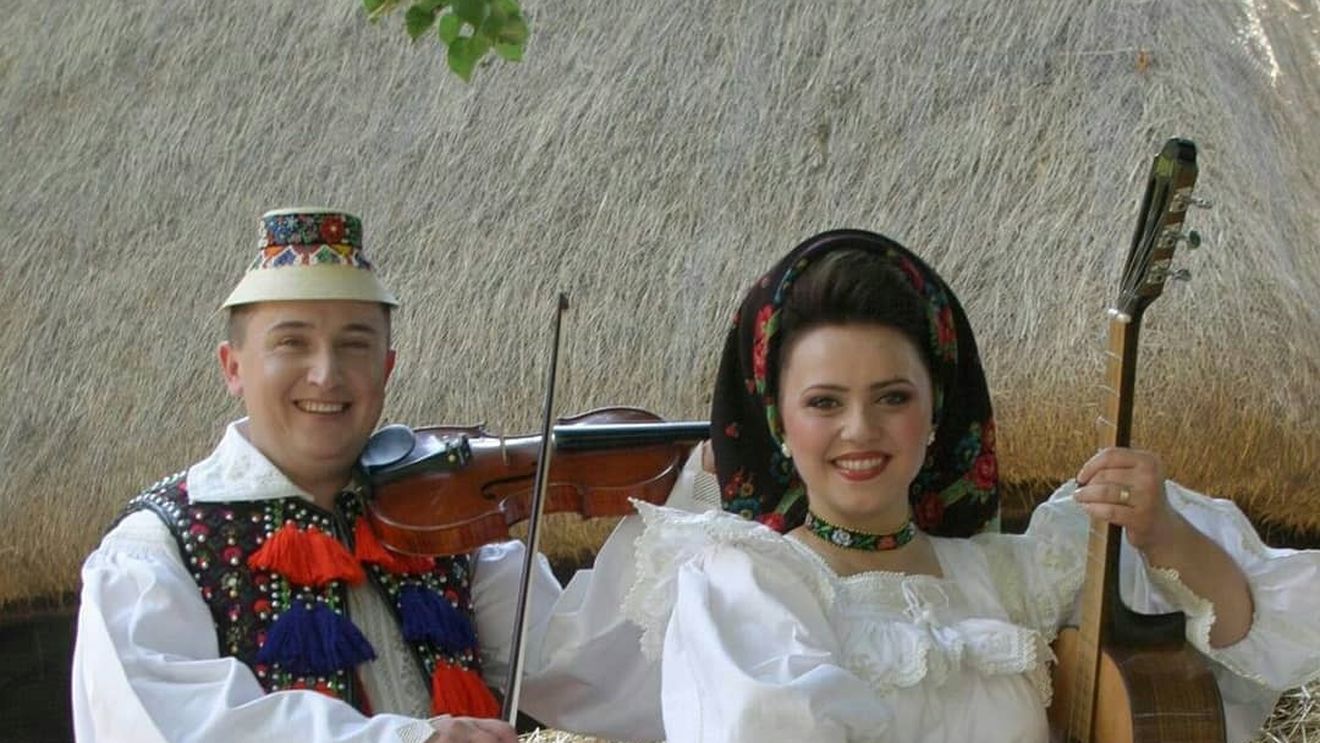 Cornelia Rednic avea doar 16 ani când și-a cunoscut soțul. Cum a reacționat familia ei: ”La fel aș face!”