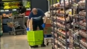 Caz revoltător! Angajatul unui supermarket a fost filmat când ștergea coșurile cu propria salivă